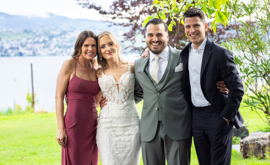 Wedding at Moschti Stäfa, Zürich. Group photo with family and friends