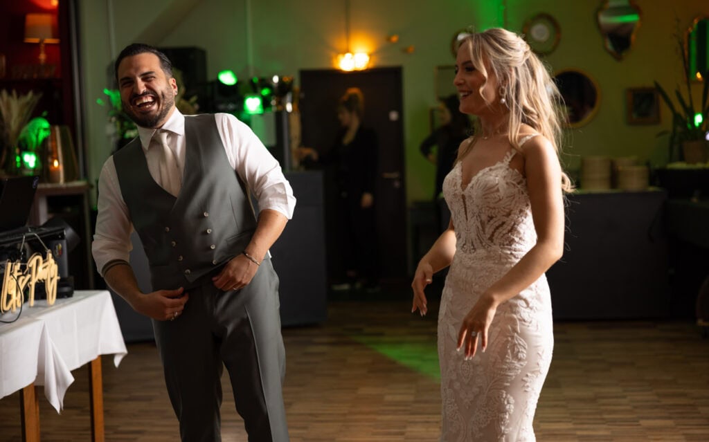 Wedding at Moschti Stäfa, Zürich. Games with bride and groom