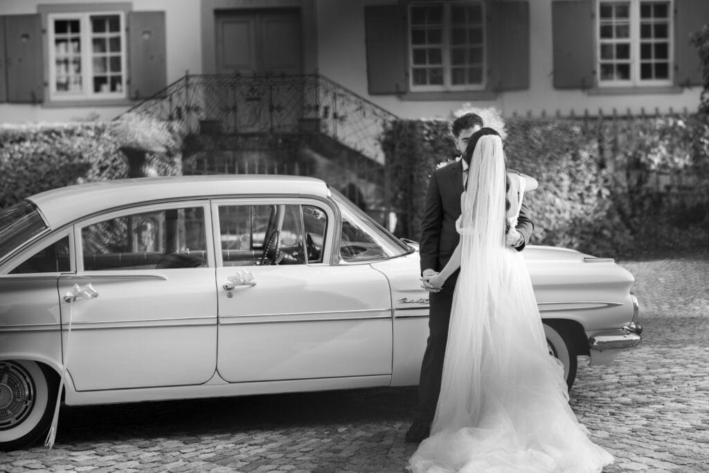 Villa Wenkenhof, Basel. Oldtimer with bride and groom