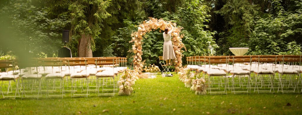 Elegant wedding florals by Karin Mani at the ceremony