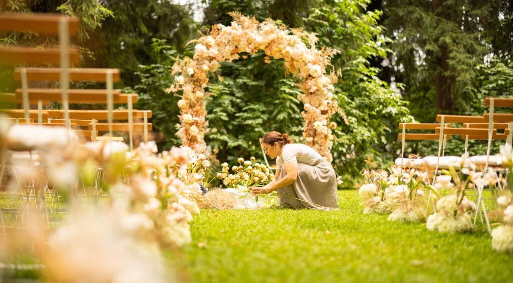 Elegant wedding florals by Karin Mani at the ceremony