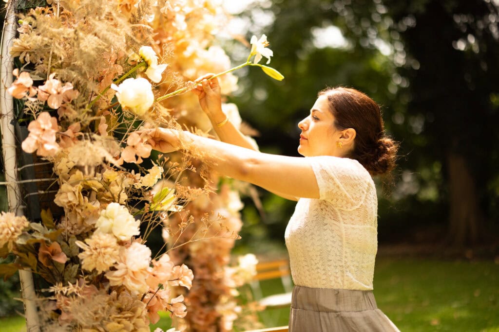 Elegant wedding florals by Karin Mani at the ceremony