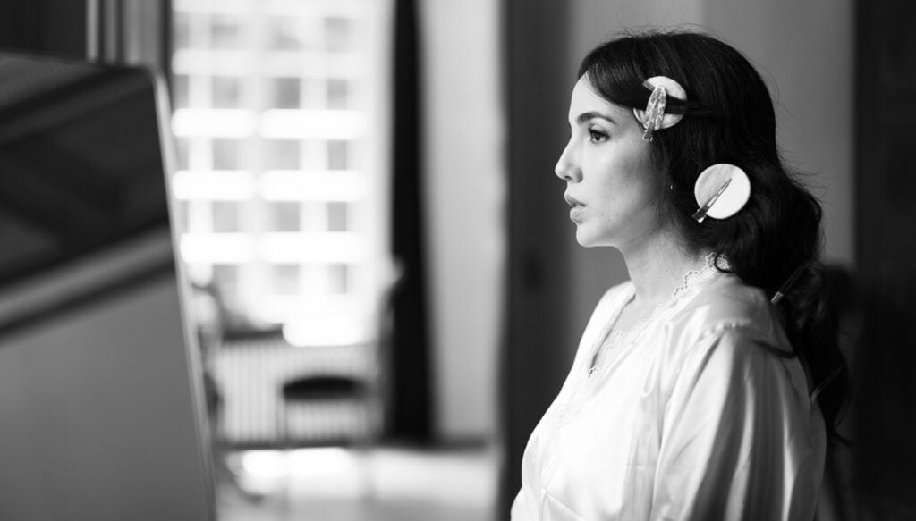 Bride at her getting ready, doing makeup and hair. Bride getting ready with her mum. Bride dress. Schloss Hünigen Bern