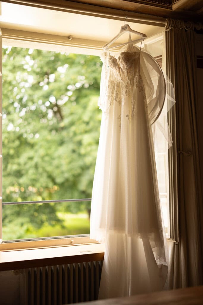 Bride at her getting ready, doing makeup and hair. Bride getting ready with her mum. Bride dress. Schloss Hünigen Bern