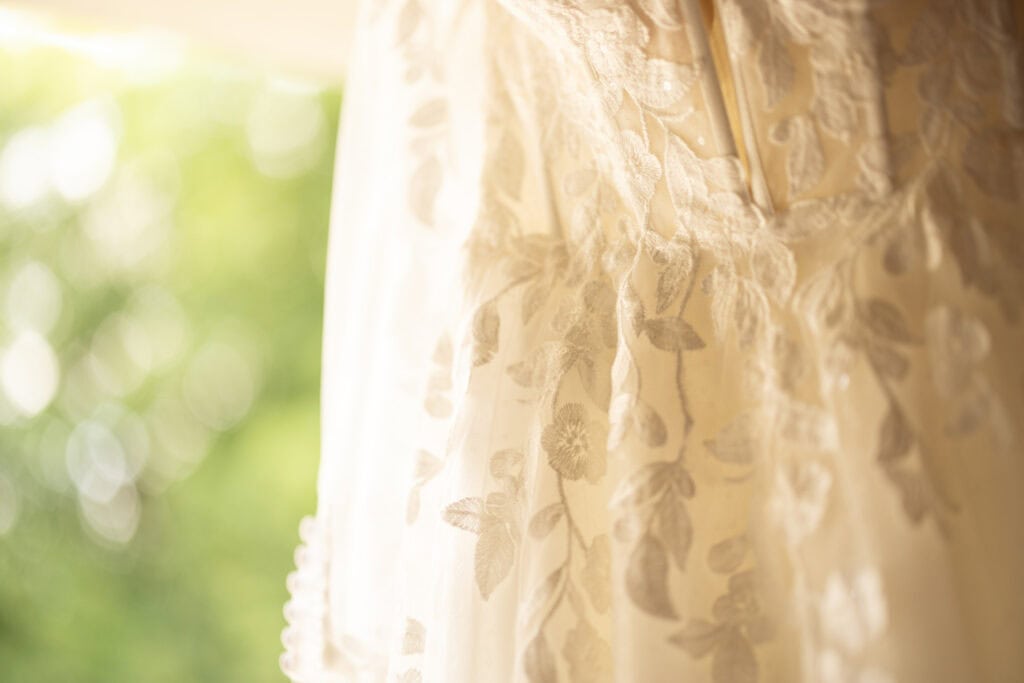 Bride at her getting ready, doing makeup and hair. Bride getting ready with her mum. Bride dress. Schloss Hünigen Bern