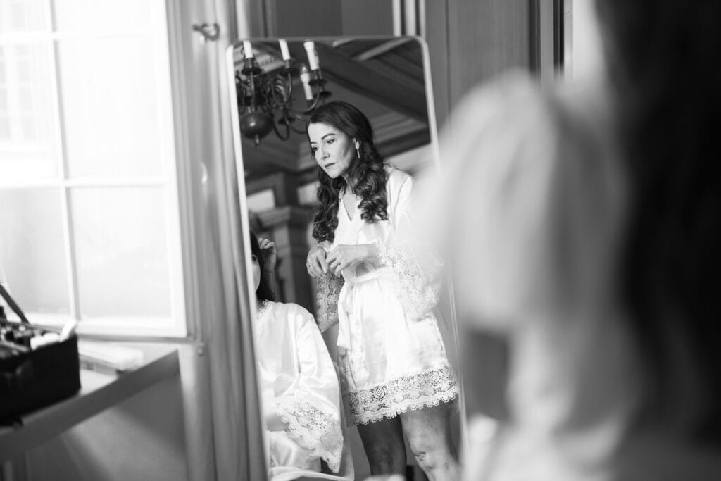 Bride at her getting ready, doing makeup and hair. Bride getting ready with her mum. Bride dress. Schloss Hünigen Bern.