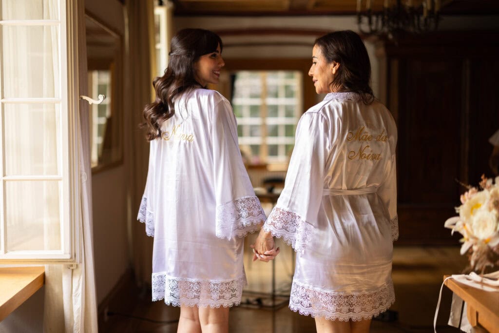 Bride at her getting ready, doing makeup and hair. Bride getting ready with her mum. Bride dress. Schloss Hünigen Bern.