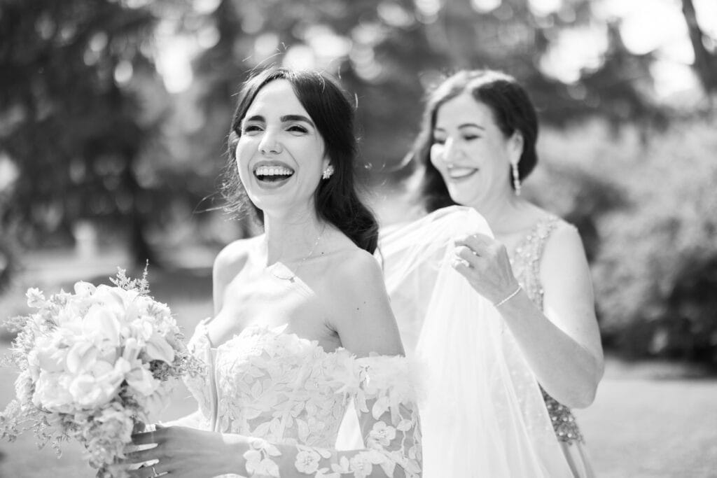 Wedding ceremony in the garden. Schloss Hünigen. Emotional and colorful wedding ceremony. Emotional hugs with family and friends after the wedding ceremony. Bride with her mum