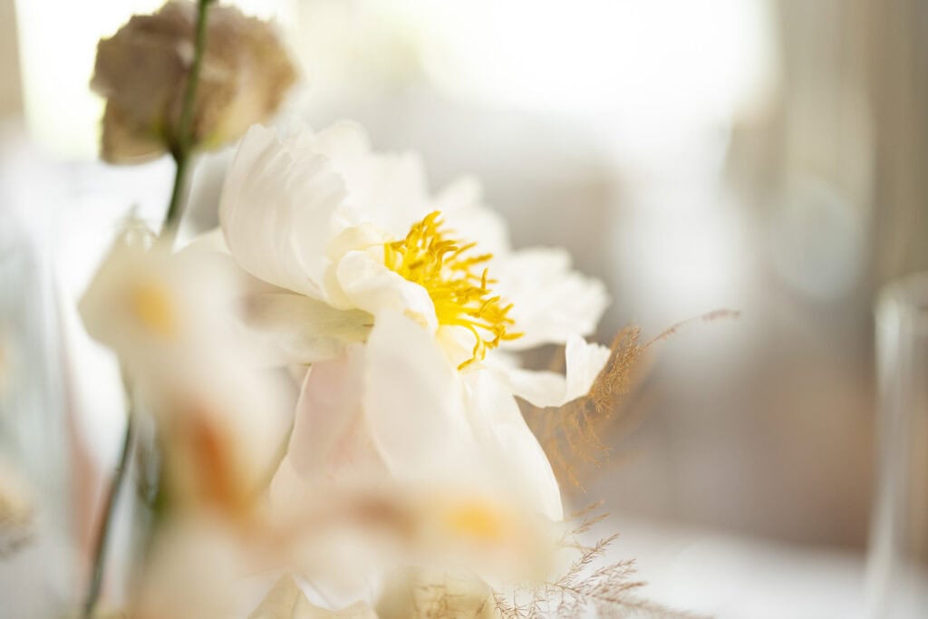 Table decoration with elegant floral arrangements by Karin Mani during a wedding at Schloss Hünigen in Bern