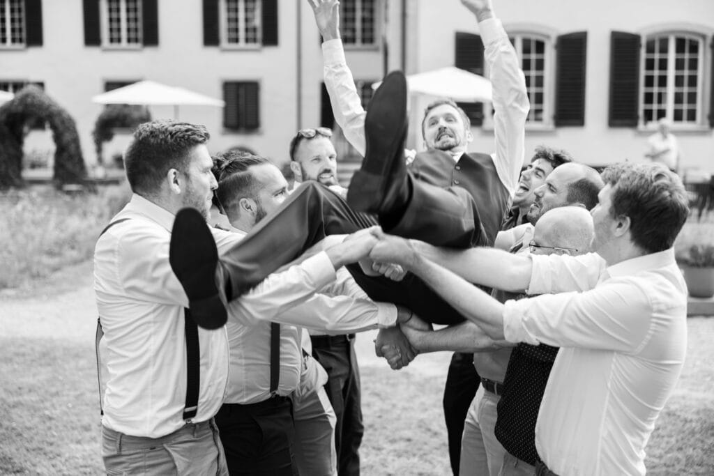 Group photo after the ceremony during their wedding at Schloss Hünigen in Bern