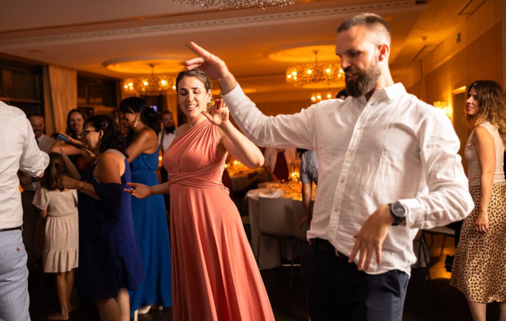 Guests dancing and celebrating during the wedding party at Schloss Hünigen in Bern
