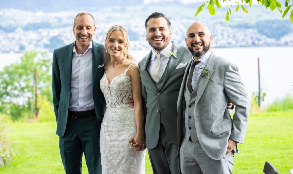 Wedding at Moschti Stäfa, Zürich. Group photo with family and friends