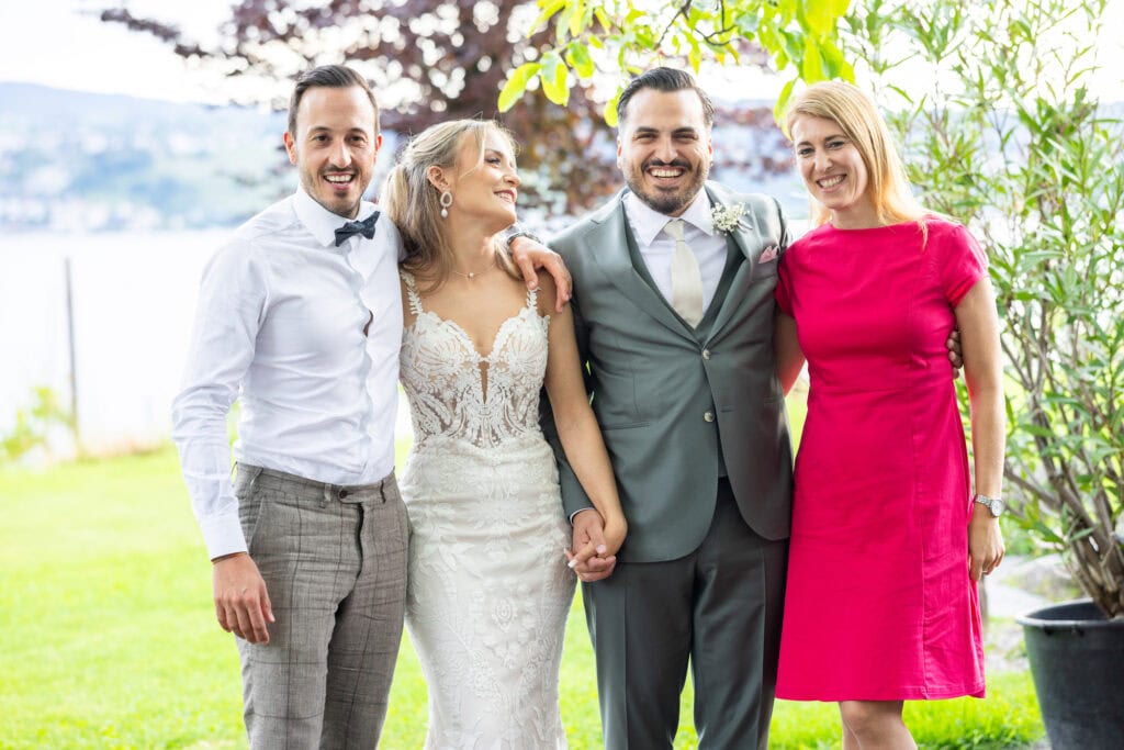 Wedding at Moschti Stäfa, Zürich. Group photo with family and friends