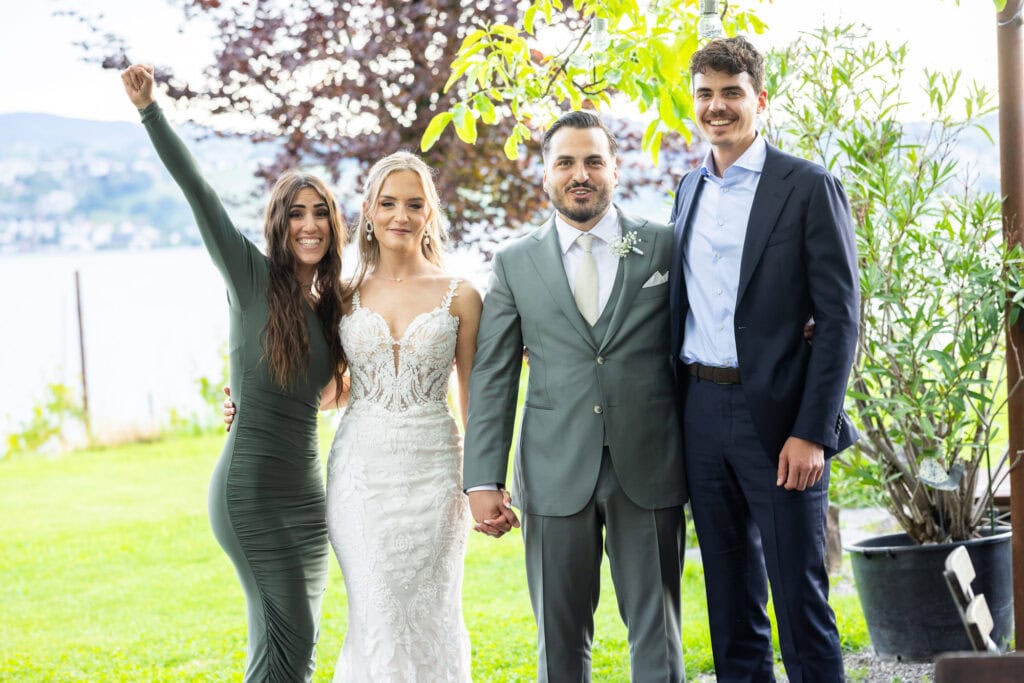 Wedding at Moschti Stäfa, Zürich. Group photo with family and friends