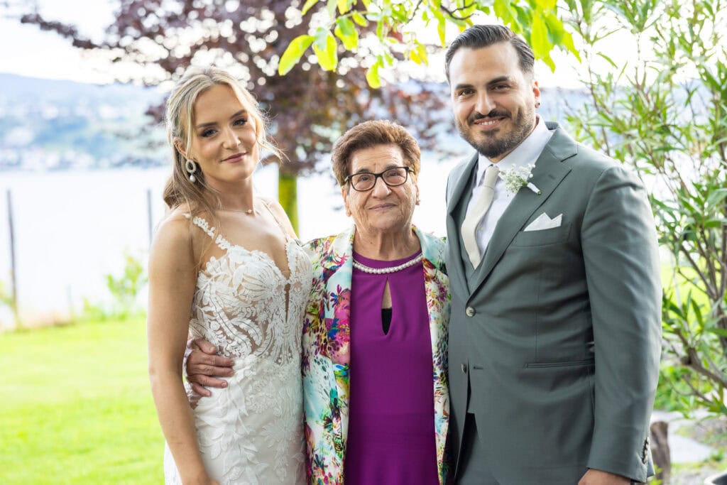 Wedding at Moschti Stäfa, Zürich. Group photo with family and friends